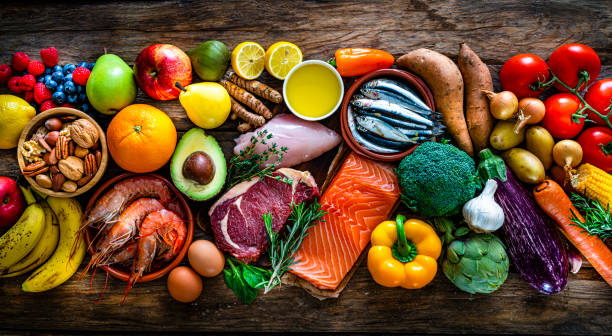 paleo-diät gesunde ernährung hintergrund - low carb diet food healthy eating raw stock-fotos und bilder