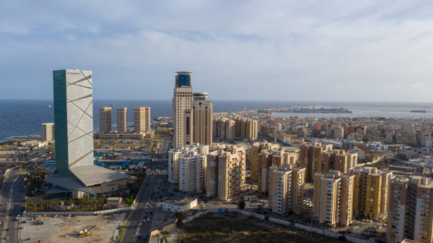 capital de libia, vista del horizonte del paseo marítimo de trípoli - tripoli fotografías e imágenes de stock