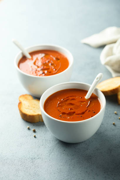 tomatensuppe - tomato soup red basil table stock-fotos und bilder