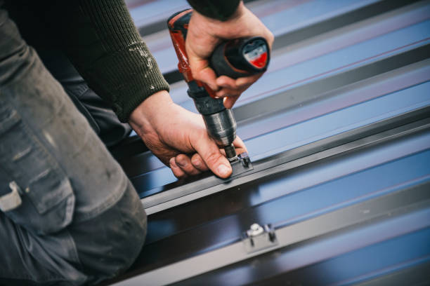 contratista de construcción está instalando láminas de techos metálicos - men on roof fotografías e imágenes de stock