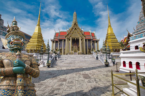 l'ingresso del royal grand palace a bangkok, thailandia. - entrance door old ancient foto e immagini stock