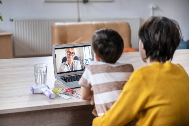 un niño y su madre tienen teleconferencia con su médico. - antibiotic red medicine healthcare and medicine fotografías e imágenes de stock