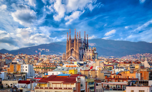 spanish cities la sagrada familia barcelona - unesco world heritage site cloud day sunlight fotografías e imágenes de stock