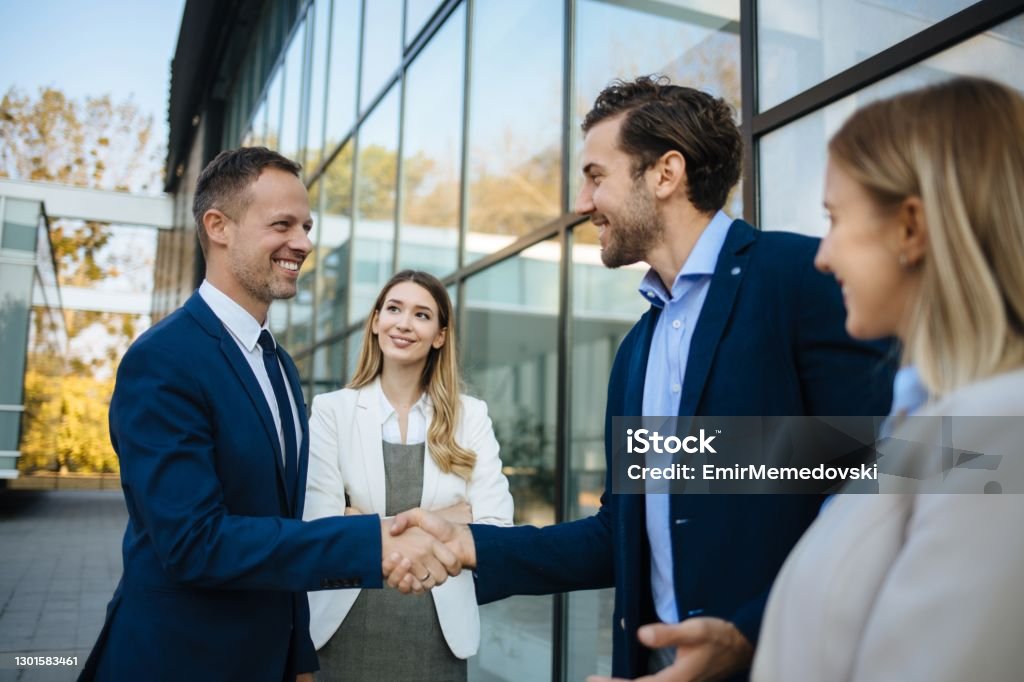 Onnelliset miesjohtajat tapaavat ja kättelevät kadulla - Rojaltivapaa avainsanalla Kongruenssi ja tyyppiä Kuvapankin valokuva Onnelliset miesjohtajat tapaavat ja kättelevät kadulla - Rojaltivapaa avainsanalla Kongruenssi ja tyyppiä Kuvapankin valokuva