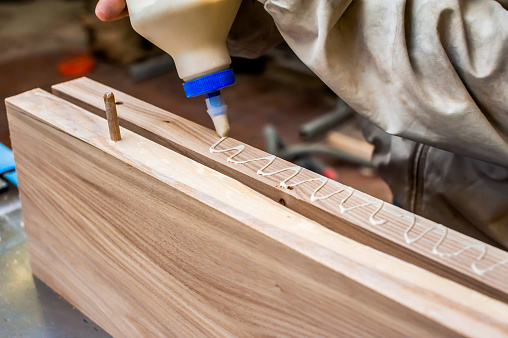 Tablas de encolado en un taller de carpintería. Conexión con clavijas y pegamento. Fabricación de tablas de muebles y encimeras photo