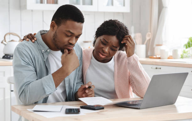 pareja negra estresada calculando presupuesto familiar en cocina, sufriendo crisis financiera - crisis european union currency europe debt fotografías e imágenes de stock