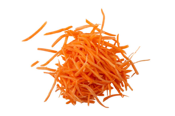 zanahoria rallada fresca orgánica sobre fondo blanco - grated fotografías e imágenes de stock