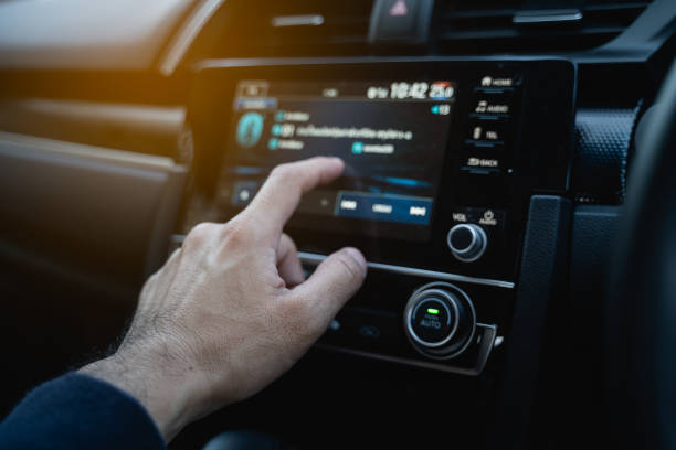 le conducteur utilisant le moniteur d’écran tactile dans la voiture moderne - poste de radio photos et images de collection