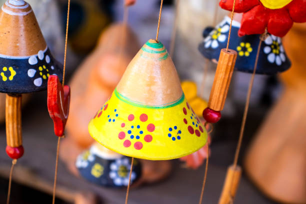 hermosas campanas de viento hechas a mano hechas de arcilla en el pequeño pueblo de raquira también conocido como la ciudad de pots en colombia - carillon fotografías e imágenes de stock
