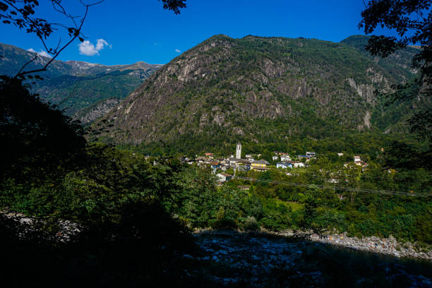 view on the village avegno in the vallemaggia, switzerland - switzerland ticino canton valley church imagens e fotografias de stock