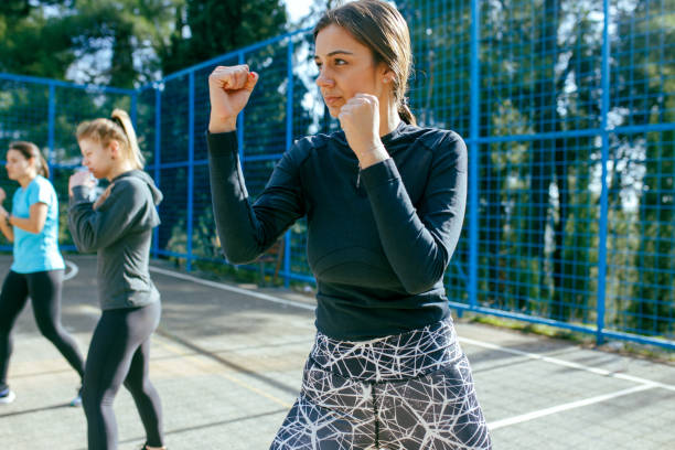 treinamento do grupo de kickboxing ao ar livre - crossfit exercising sports training outdoors - fotografias e filmes do acervo