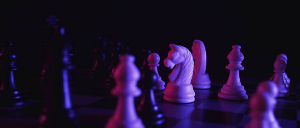 다채로운 패션 스타일로 체스 보드에 체스 조각. 스튜디오 네온 라이트 영상. 핑크와 보라색 색상. 패션, 비즈니스 컨셉. 필드 깊이, 소프트 포커스 - chess leisure games chess queen skill 뉴스 사진 이미지