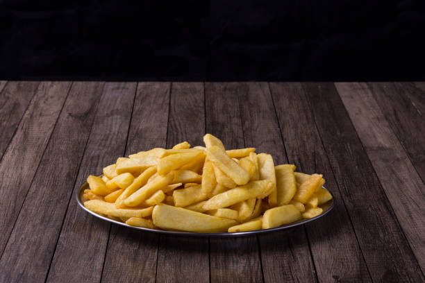 französisch-fries serviert in portionen in den besten restaurants und snack-bars. - french fries fast food french fries raw raw potato stock-fotos und bilder