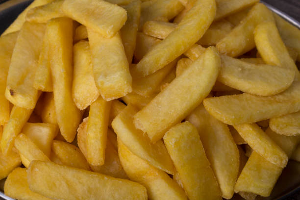 pommes frites nahaufnahme foto. flache lebensmittel hintergründe. - french fries fast food french fries raw raw potato stock-fotos und bilder