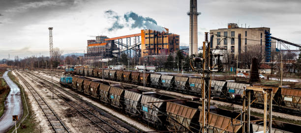 trens fornecem usinas térmicas com carvão - fossil fuel - fotografias e filmes do acervo