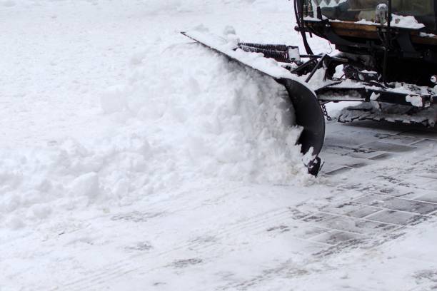 snowblower na chodniku w mieście - plow zdjęcia i obrazy z banku zdjęć