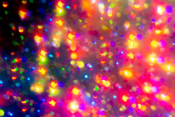 bunte bokeh regenbogen tapete. neon defokussierte schwarze überlagerung. - spectrum lighting equipment glamour defocused stock-fotos und bilder