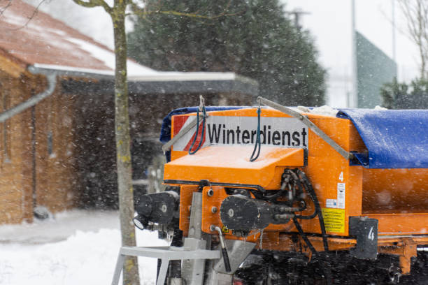 Winterservice A service truck in winter winterdienst stock pictures, royalty-free photos & images