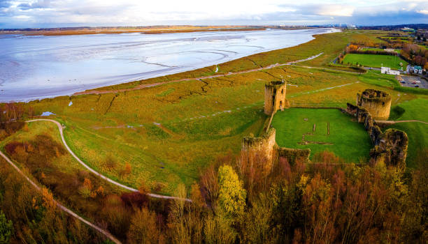 veduta aerea delle rovine del castello di flint nel flintshire, galles, situata sull'estuario del fiume dee - flintshire foto e immagini stock