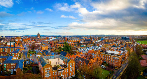 vista aérea de chester, una ciudad en el noroeste de inglaterra, conocida por sus extensas murallas romanas hechas de arenisca roja local - northwest england fotografías e imágenes de stock