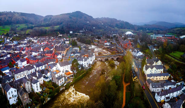 vista aérea de llangollen, una ciudad y comunidad en el río dee en denbighshire, gales - wrexham fotografías e imágenes de stock