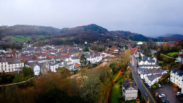 ウェールズのデンビグシャーにあるディー川の町とコミュニティ、ランゴレンの空中写真 - dee river river denbighshire wales ストックフォトと画像