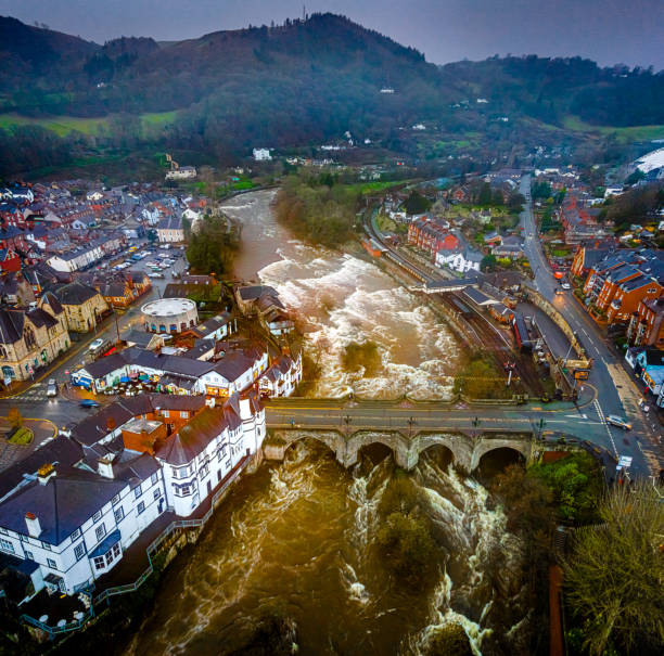 vista aérea de llangollen, una ciudad y comunidad en el río dee en denbighshire, gales - wrexham fotografías e imágenes de stock