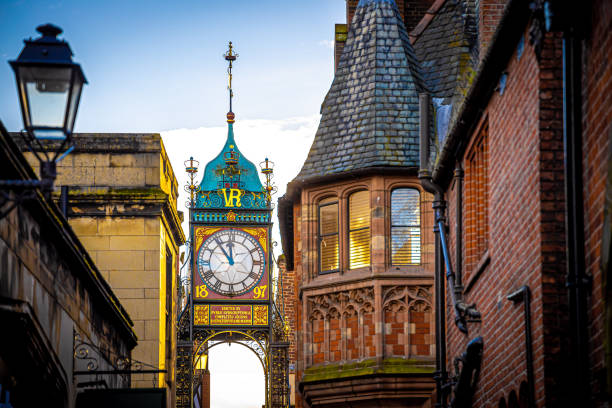 reloj eastgate de chester, una ciudad en el noroeste de inglaterra, conocida por sus extensas murallas romanas hechas de arenisca roja local - northwest england fotografías e imágenes de stock