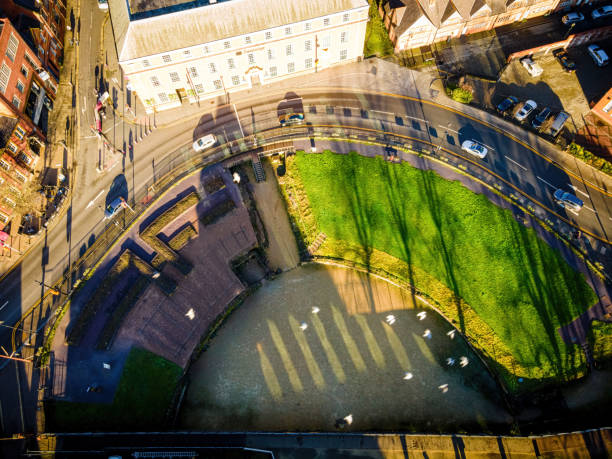 vista aérea de chester, una ciudad en el noroeste de inglaterra, conocida por sus extensas murallas romanas hechas de arenisca roja local - northwest england fotografías e imágenes de stock