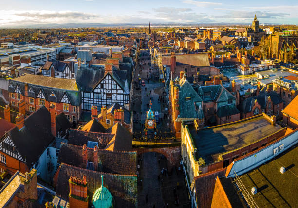 vista aérea de chester, una ciudad en el noroeste de inglaterra, conocida por sus extensas murallas romanas hechas de arenisca roja local - northwest england fotografías e imágenes de stock