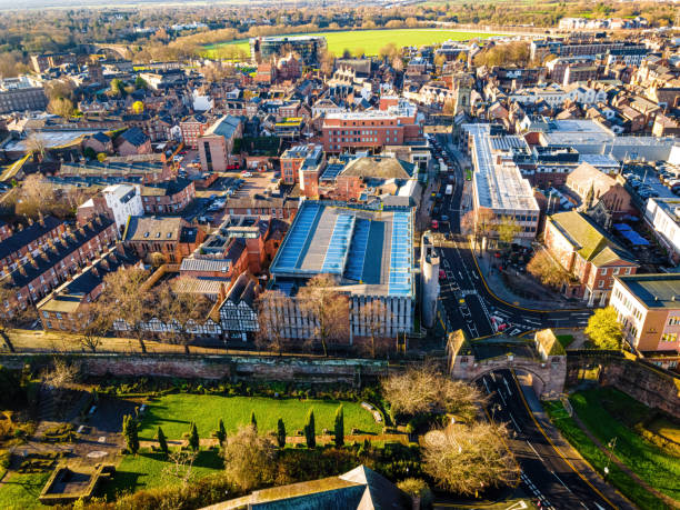 vista aérea de chester, una ciudad en el noroeste de inglaterra, conocida por sus extensas murallas romanas hechas de arenisca roja local - northwest england fotografías e imágenes de stock