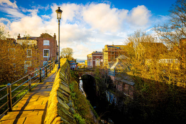 antiguas casas de chester, una ciudad en el noroeste de inglaterra, conocida por sus extensas murallas romanas hechas de arenisca roja local - northwest england fotografías e imágenes de stock