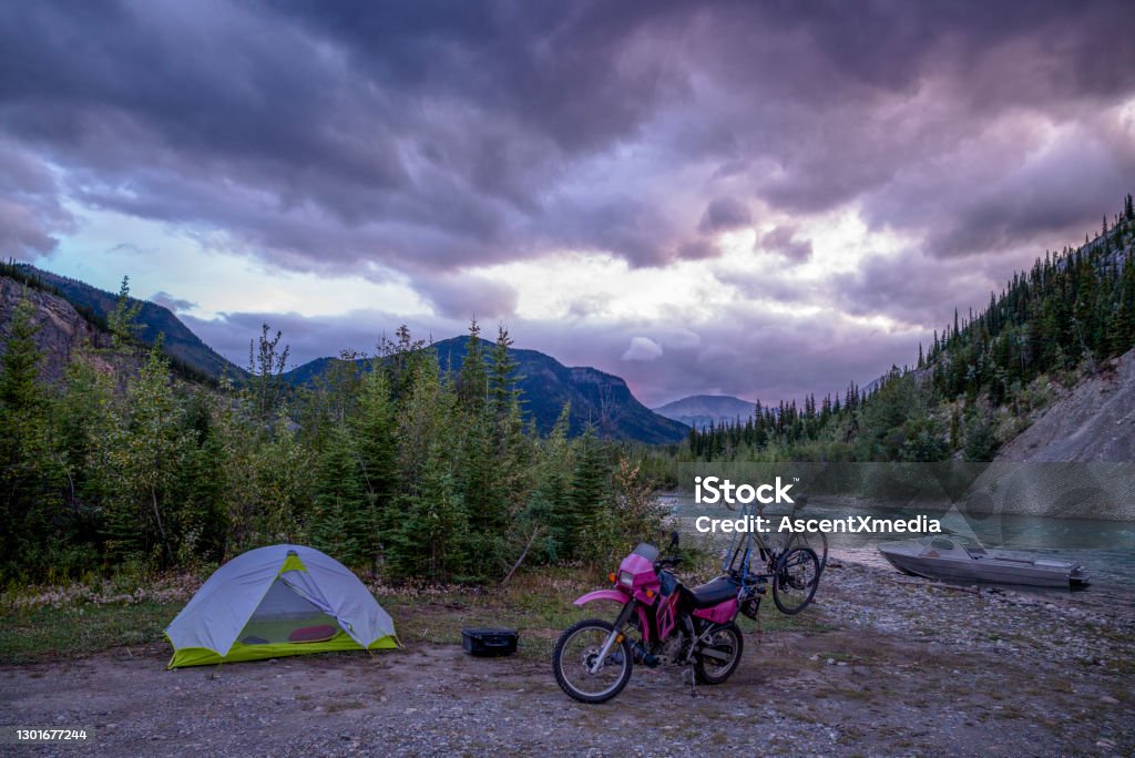 Blick auf Motorrad mit Rennrad außerhalb des Campingplatzes am Morgen - Lizenzfrei Camping Stock-Foto