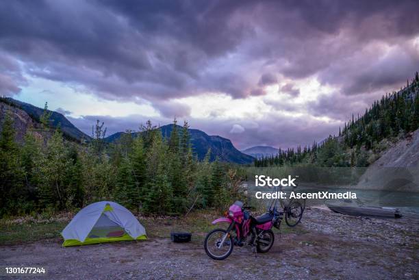 Blick Auf Motorrad Mit Rennrad Außerhalb Des Campingplatzes Am Morgen Stockfoto und mehr Bilder von Camping