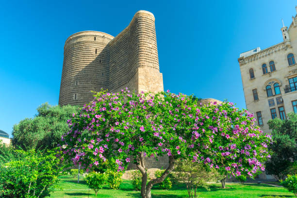 девичья башня в старом городе баку, азербайджан - baku стоковые фото и изображения
