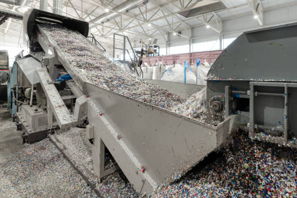 plastic recycling plant. conveyor with shredded plastic - scrap metal imagens e fotografias de stock
