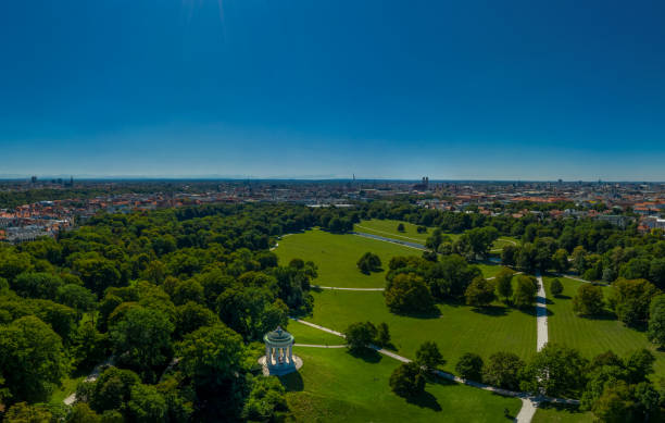 múnich desde arriba con espacio de copia panorámica, english garden en primavera - englischer garten fotografías e imágenes de stock