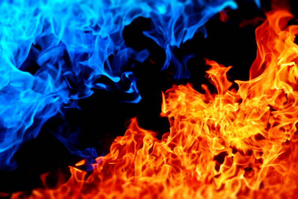 imagem de fundo de chamas azuis e vermelhas voltadas umas para as outras 4404 - 4404 - fotografias e filmes do acervo