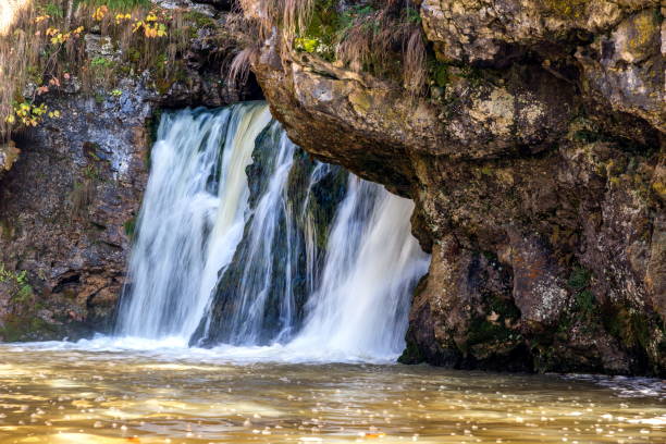 a famosa cachoeira atysh - montes urales - fotografias e filmes do acervo