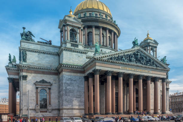 view of st. isaacs cathedral in saint petersburg. - st isaacs cathedral imagens e fotografias de stock