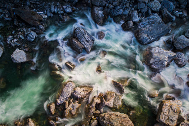 モーションブラーで真上から撮影された急流河川急流 - stream waterfall abstract river ストックフォトと画像