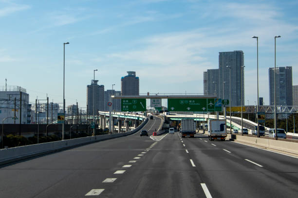 svincolo tatsumi a tokyo - road marking road reflector road dividing line foto e immagini stock