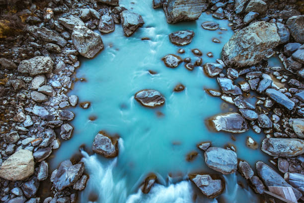 動きのぼかしで真上から撮影された流れる川の急流 - stream waterfall abstract river ストックフォトと画像