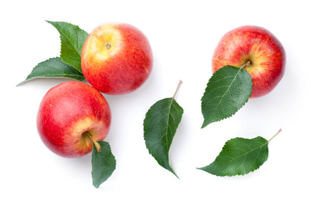 свежие красные яблоки с зелеными листьями изолированы - apple стоковые фото и изображения