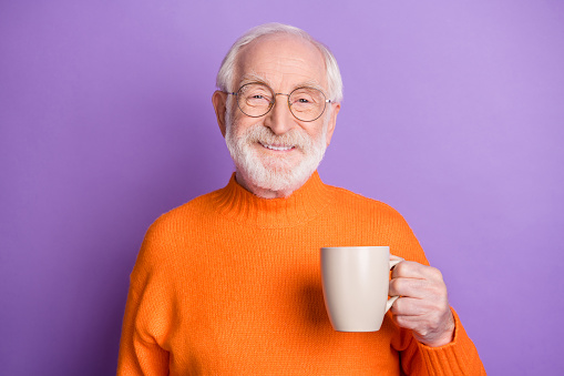 Retrato de la persona alegre sonrisa dentada mano sostiene taza gafas aisladas en fondo de color púrpura pastel photo
