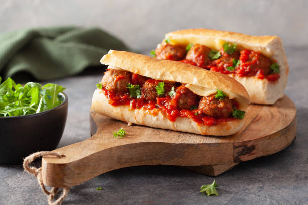 sándwich de albóndigas con queso y salsa de tomate marinara. american italiano comida rápida - albóndiga fotos fotografías e imágenes de stock