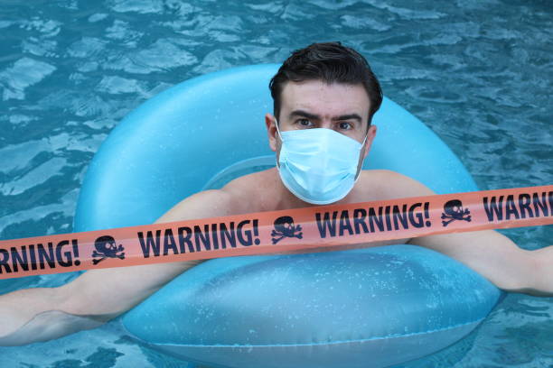 touriste stressé dans la piscine pendant la pandémie - beach cancelled close up color image photos et images de collection