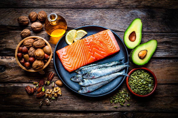 소박한 테이블에 건강한 지방의 높은 함량을 가진 음식. 오버헤드 뷰입니다. - omega three 뉴스 사진 이미지