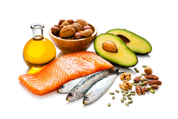 alimentos con alto contenido de grasas saludables aisladas sobre fondo blanco - omega 3 fotografías e imágenes de stock