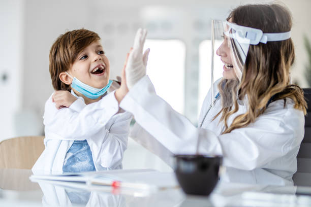 kinderarztbüro - nurse high five mask stock-fotos und bilder